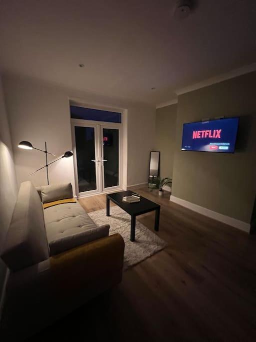Whole House Modern Two Bedroom In Newcastle - Free Parking Extérieur photo