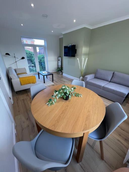 Whole House Modern Two Bedroom In Newcastle - Free Parking Extérieur photo
